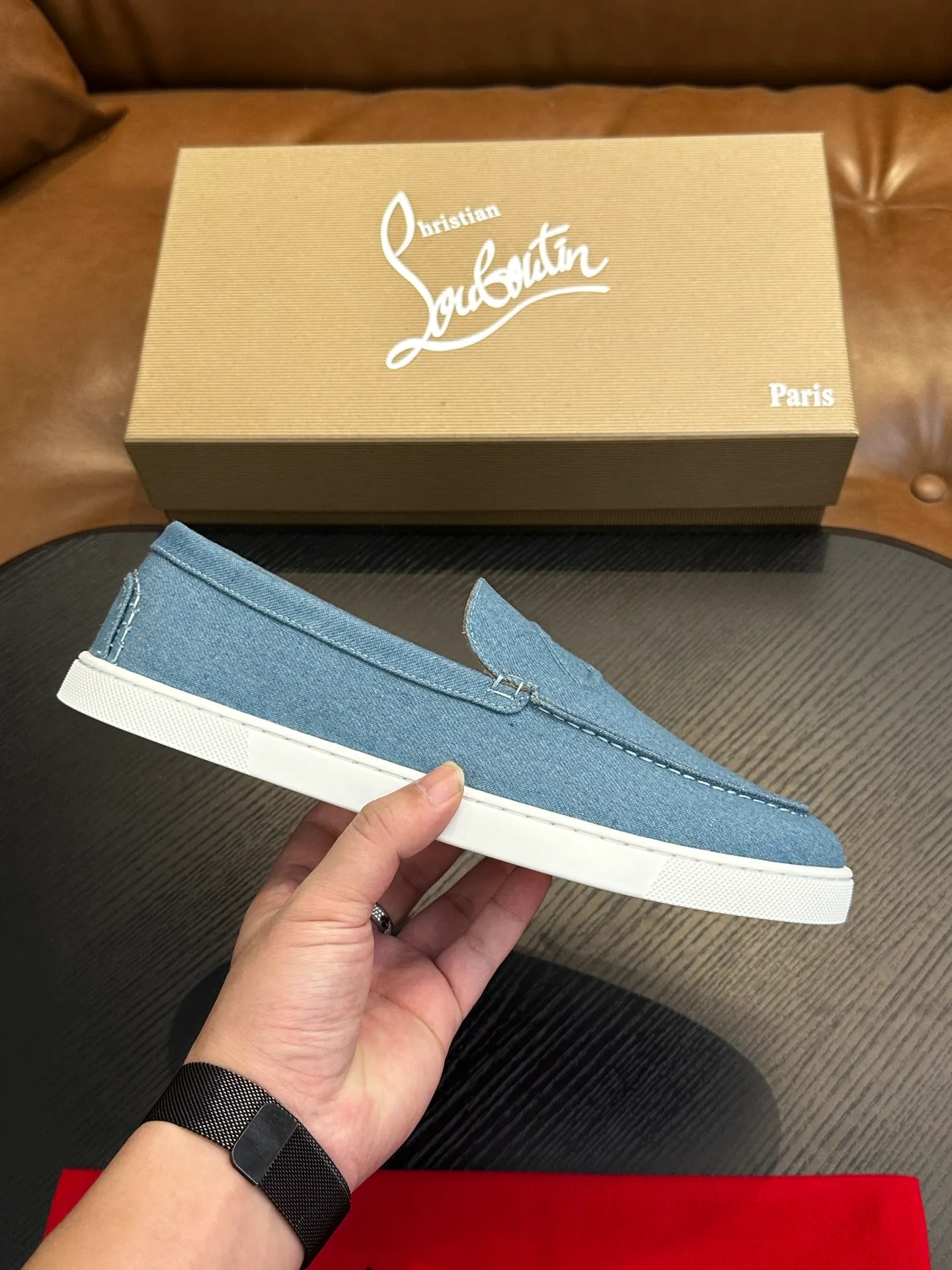 P760💰Christian Louboutin (red-soled shoes) Italian men’s casual sneakers are shipped! Each pair of shoes from this Italian handmade shoe brand has a simple and classic design, which is very comfortable and versatile! The upper fabric of this shoe is made of imported cowhide, with high-end and comfortable cowhide lining! The outsole is made of original rubber bottom sheets and is lined with cowhide! Brand-specific molded footbed, exclusive private mold control! Original box packaging, with shoe storage bag! 39 40 41 42 43 44 (38 45 46 customized)